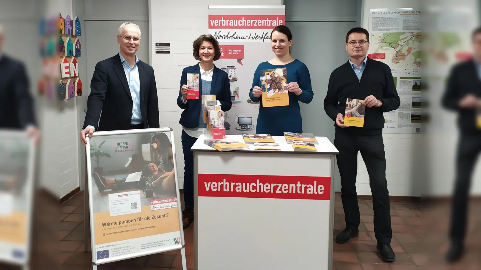 V.l.: Bürgermeister Josef Suermann; Ute Delimat, Leitung Verbraucherarbeit im ländlichen Raum Kreis Höxter mobil &amp; digital; Coletta Lehmenkühler, Verbraucherberaterin im ländlichen Raum Kreis Höxter mobil &amp; digital; Elmar Meyer, allgem. Vertr. des Bürgermeisters. (Foto: Stadt Marienmünster)