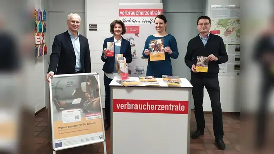 V.l.: Bürgermeister Josef Suermann; Ute Delimat, Leitung Verbraucherarbeit im ländlichen Raum Kreis Höxter mobil &amp; digital; Coletta Lehmenkühler, Verbraucherberaterin im ländlichen Raum Kreis Höxter mobil &amp; digital; Elmar Meyer, allgem. Vertr. des Bürgermeisters. (Foto: Stadt Marienmünster)