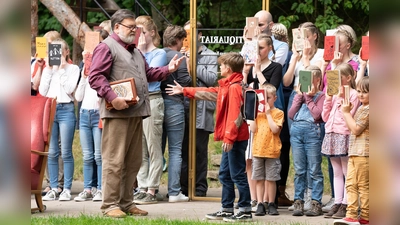 Bastians erste Begegnung mit einem wahrlich fesselnden Buch und einer unendlichen Geschichte darin. (Foto: Jonas Fromme)