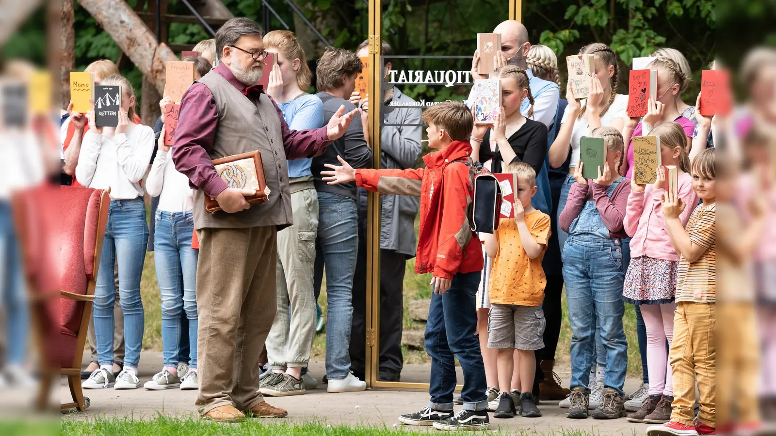Bastians erste Begegnung mit einem wahrlich fesselnden Buch und einer unendlichen Geschichte darin. (Foto: Jonas Fromme)
