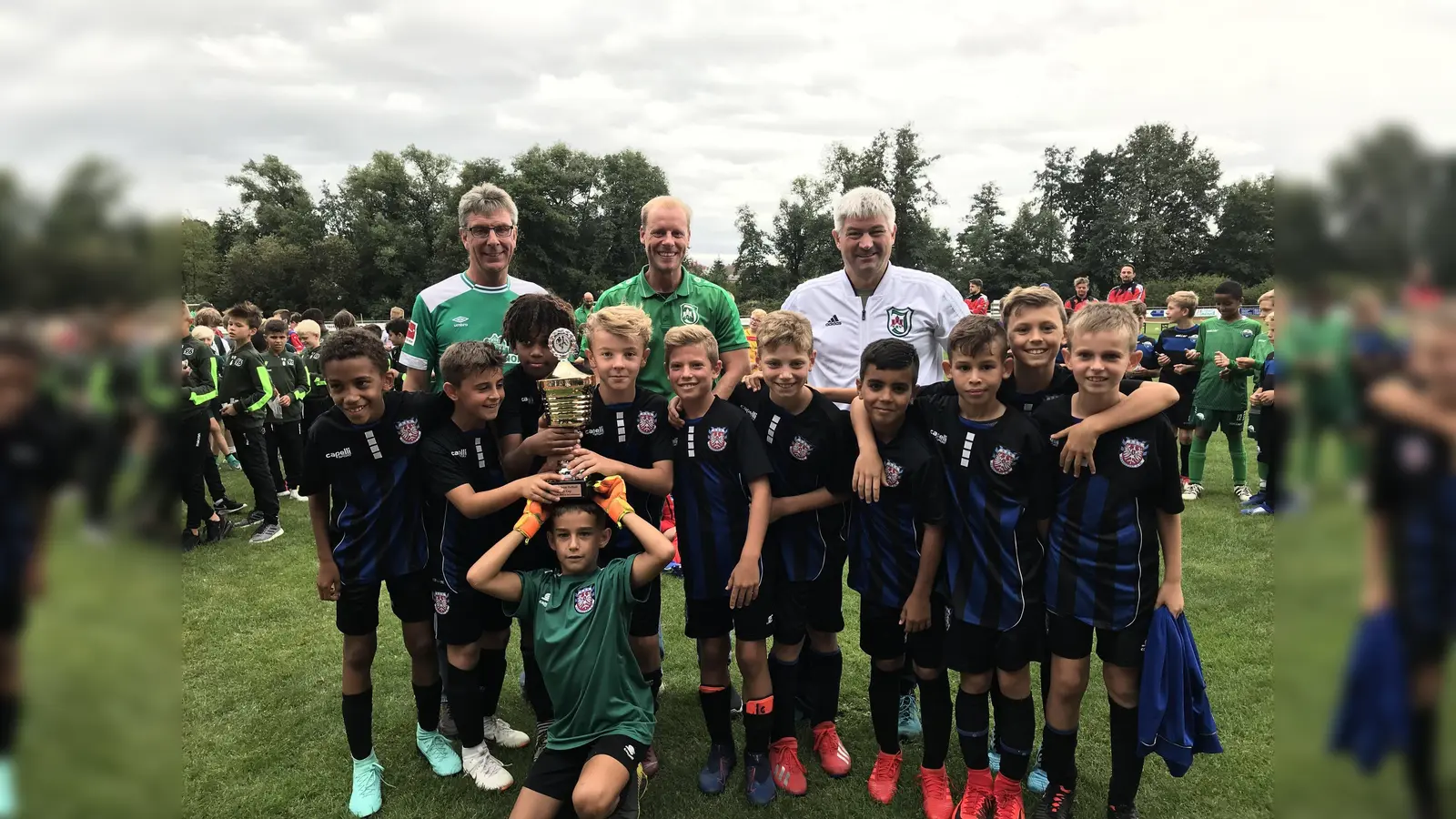 V.l.: Vorsitzender der Geschäftsführung der SV Kommunal und Kreistagsvorsitzender Andreas Güttler, Abteilungsleiter Fußball Matthias Werner und TSV-Vorsitzender Christian Reiser bei der Siegehrung mit den Spielern des Siegerteams des FSV Frankfurt. (Foto: Foto: privat)
