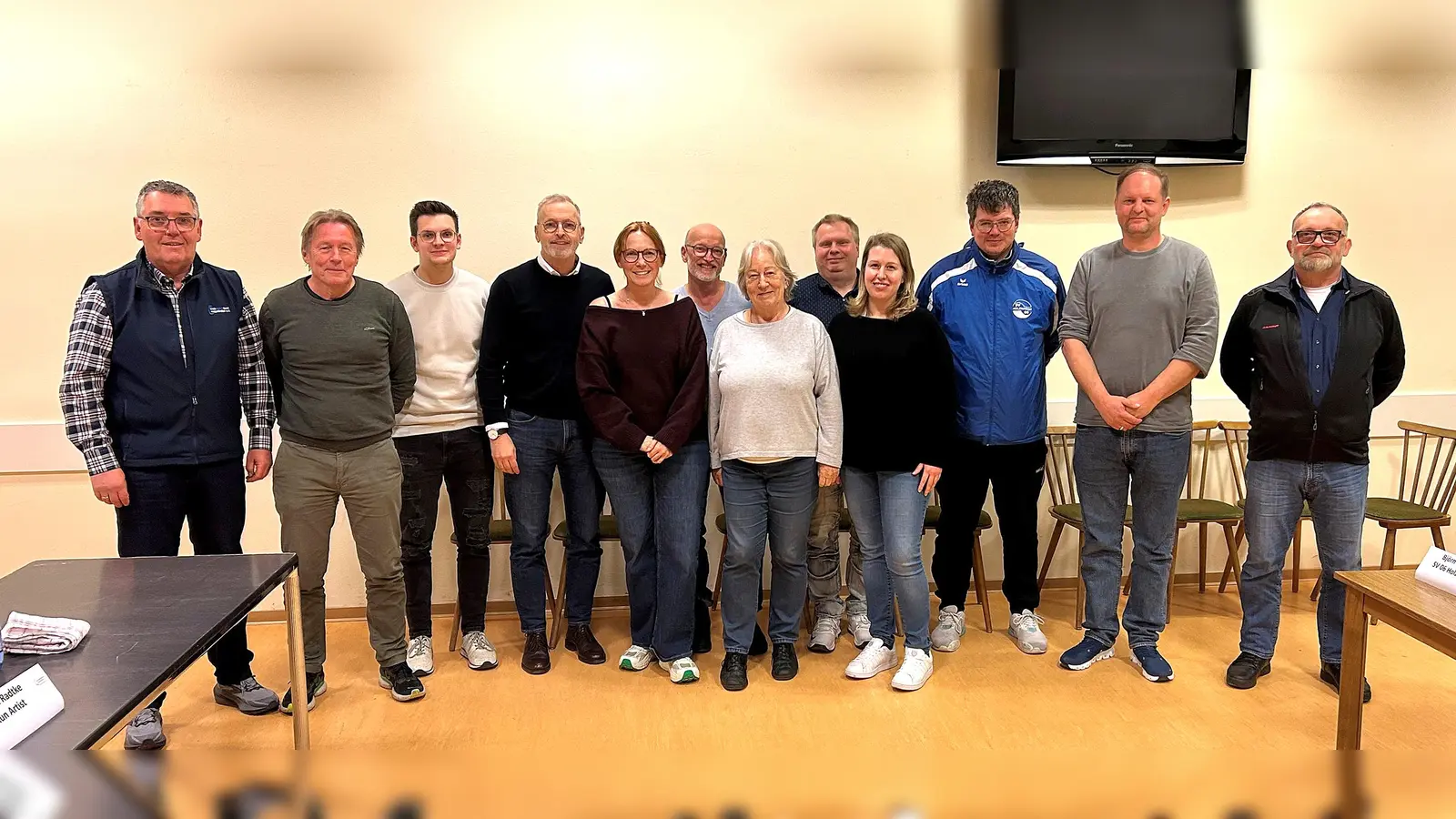 Führten eine konstruktive Diskussion über den Sportpark Liebigstraße (v.l.): Wolfgang Jacob (KSB Holzminden), Ulrich Radtke (RunArtist), Niklas Möhle, Jörg Hübner, Yvonne Wendt (alle MTV 49 Holzminden), Matthias Moersener (Stadt Holzminden), Carla Schwerin (MTV 49 Holzminden), Jens Nolde (Platzwart), Marie Habermann (Stadt Holzminden), Björn Fromme (SV 06 Holzminden), Jan Möller (Stadt Holzminden) und Ulrich Zelck (Platzwart). Auf dem Foto fehlen Ricarda Riedel (SV 06 Holzminden) und Daniel Schünemann (MTV 49 Holzminden). (Foto: Kreissportbund Holzminden)