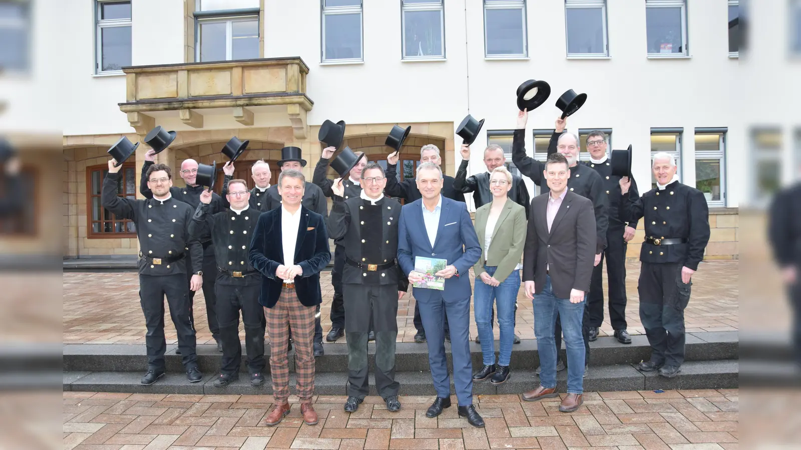 Hoch die Hüte: Die Schornsteinfeger grüßen den Kreis, zusammen mit Landrat Michael Stickeln (3.v.l.) und Bürgermeister Burkhard Deppe (5.v.l.) sowie Kerstin Büse vom Kreis Höxter und 1. Beigeordnetem Michael Scholle (7.v.l.). (Foto: Marc Otto)