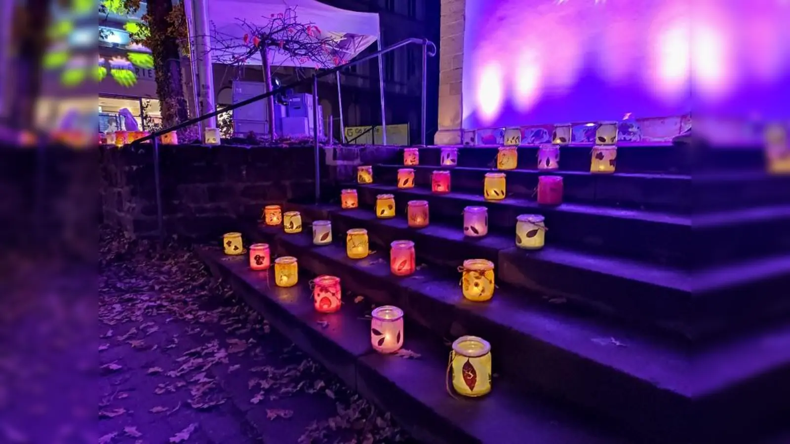 Es leuchtet nicht nur auf den Stufen der Nicolaikirche (Foto: Werbegemenschaft)