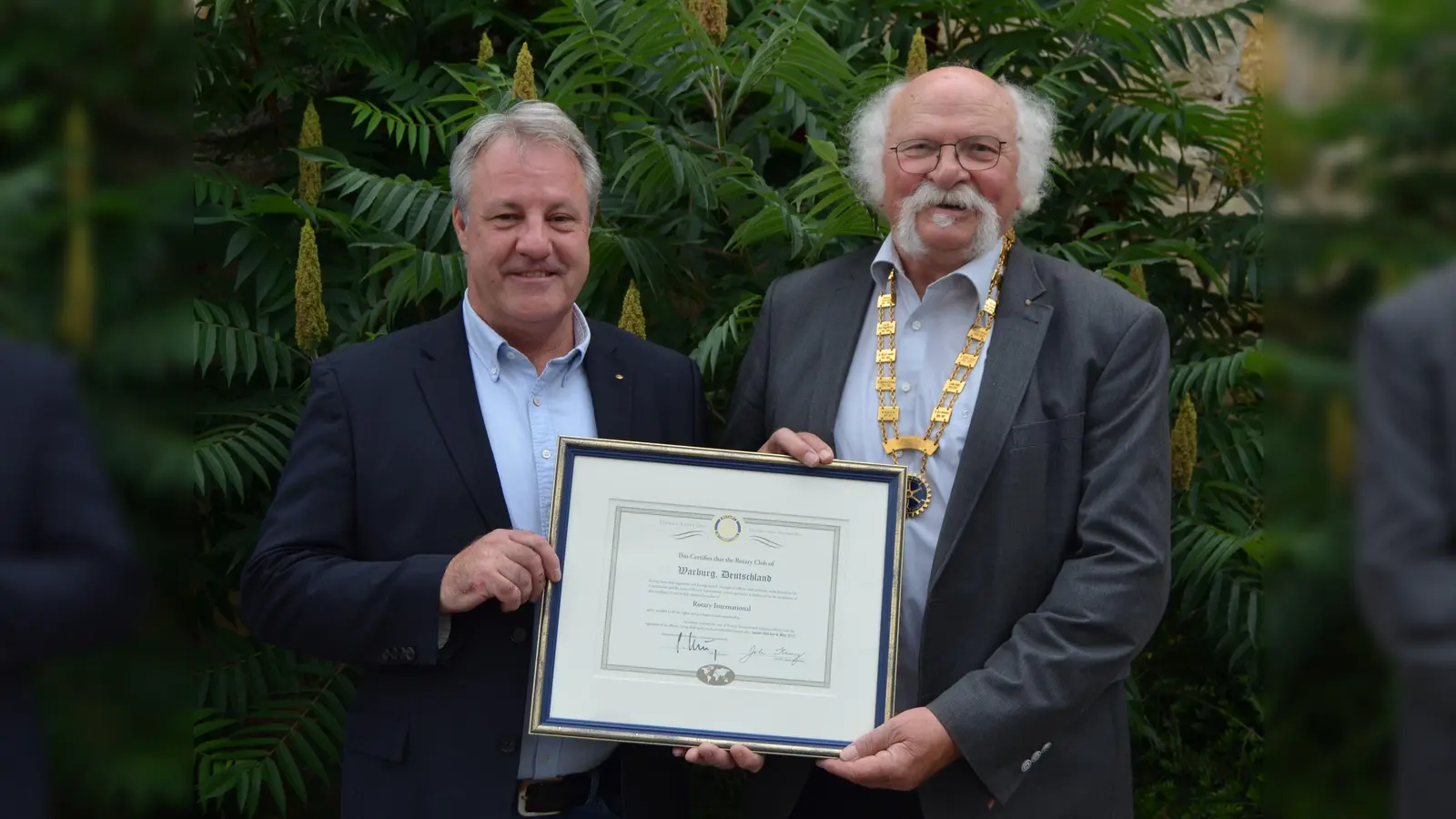 Amtskette und Gründungsurkunde des Clubs übergeben: Past-Präsident Dirk Duurland gibt den Staffelstab an den neuen Präsidenten Josef Jacobi (r.) weiter<br> (Foto: Rotary Club)