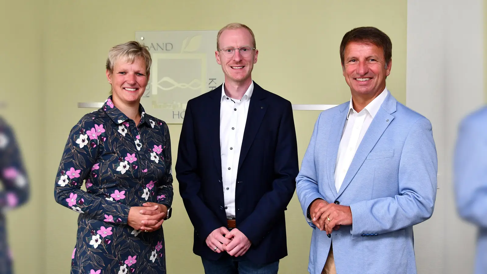 Zur offiziellen Amtseinführung des neuen Leiters der Abteilung Geoinformationsservice und Immobilienwerte beim Kreis Höxter, Sören Loges (Mitte), gratulieren Landrat Michael Stickeln und die Leiterin des Fachbereichs Umwelt, Bauen und Geoinformationen, Dr. Kathrin Weiß. (Foto: Kreis Höxter)