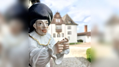 Einzelstücke, Raritäten und ganze Service wechseln beim Flohmarkt auf dem Schlosshof den Besitzer.  (Foto: Barbara Siebrecht)