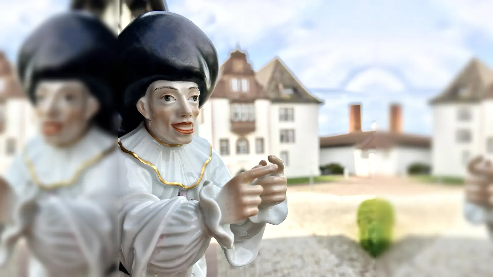 Einzelstücke, Raritäten und ganze Service wechseln beim Flohmarkt auf dem Schlosshof den Besitzer.  (Foto: Barbara Siebrecht)