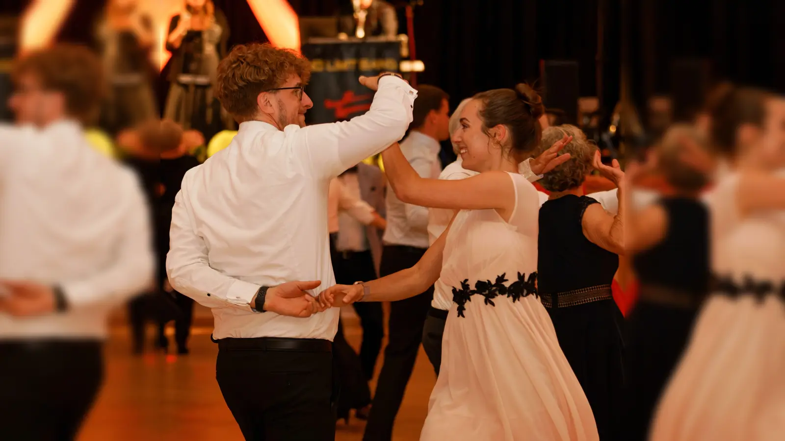 Schwungvoll übers Parkett: Die Tanzfläche war bis in die tiefe Nacht hinein stets gut gefüllt. (Foto: privat)