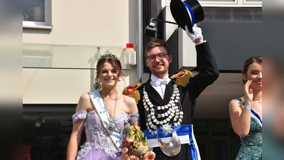 Von der Bühne in der Lange Straße grüßten der neue Schützenkönig Julius Rochel und seine Königin Theresa Göke die vorbeimarschierenden Schützen.  (Foto: Barbara Siebrecht)