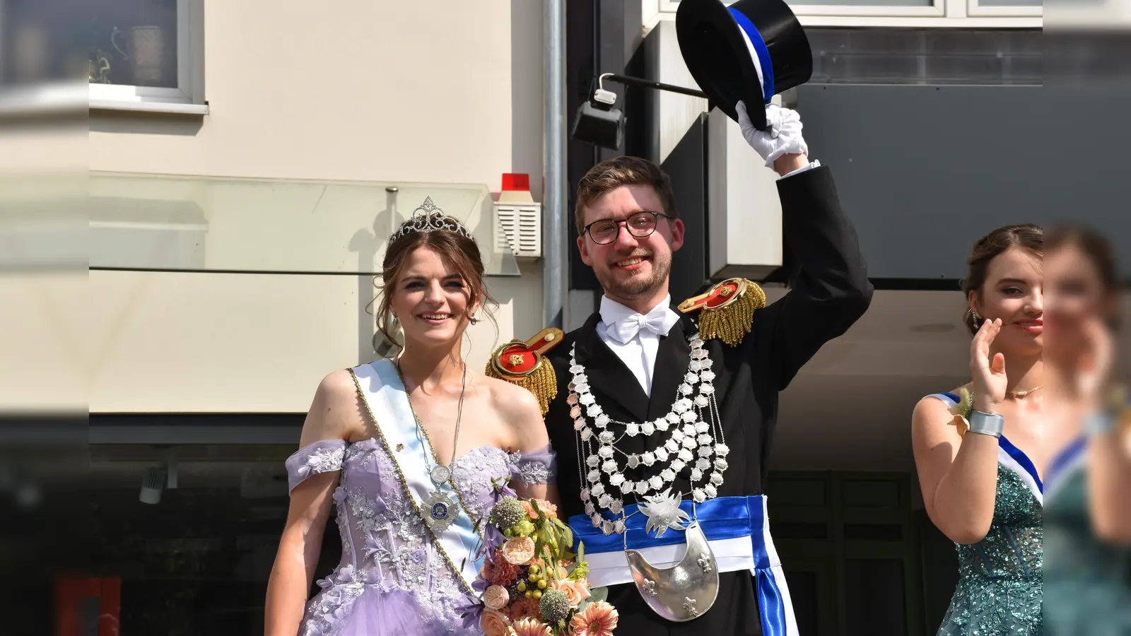 Von der Bühne in der Lange Straße grüßten der neue Schützenkönig Julius Rochel und seine Königin Theresa Göke die vorbeimarschierenden Schützen.  (Foto: Barbara Siebrecht)