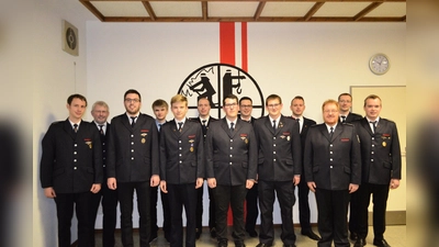 Geehrte und Beförderte: (v.l.) Löschgruppenführer Marius Ulrich, Odo Ulrich, Marius Daniel, Niklas Thomsen, Pascal Peters, Marcus Schrader, Felix Vorwick, Yannick Nolte, Pascal Pape, Dominik Riese, Leiter der Feuerwehr Beverungen Stefan Nostitz, stellv. Leiter der Feuerwehr Beverungen Markus Knipping und Andreas Frewer (Foto: Foto: Marius Ulrich, Feuerwehr Beverungen)
