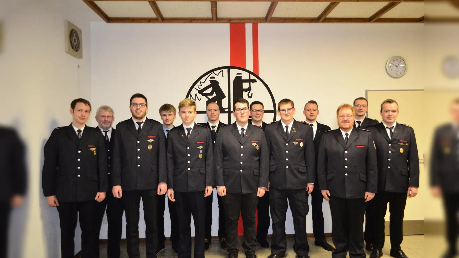Geehrte und Beförderte: (v.l.) Löschgruppenführer Marius Ulrich, Odo Ulrich, Marius Daniel, Niklas Thomsen, Pascal Peters, Marcus Schrader, Felix Vorwick, Yannick Nolte, Pascal Pape, Dominik Riese, Leiter der Feuerwehr Beverungen Stefan Nostitz, stellv. Leiter der Feuerwehr Beverungen Markus Knipping und Andreas Frewer (Foto: Foto: Marius Ulrich, Feuerwehr Beverungen)