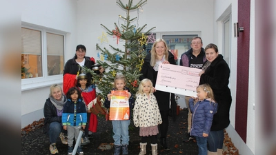 Spendenübergabe im Familienforum Borgentreich mit Susanne Saage (vorne links) sowie (stehend von links nach rechts) Leiterin Martina Stüve, Jeanette Köster (Förderverein/ Elternbeirat), Albert Höxtermann und Christina von Spiegel (Förderverein/ Elternbeirat). (Foto: privat)