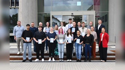 Die erfolgreichen Maler-Auszubildenden zusammen mit dem Prüfungsausschuss: Studiendirektor Nicolas Fiekens (links), Alexander Bender, Gesellenbeisitzer (2. von links), Thomas Hartmann, Prüfungsvorsitzender (3. von links), Heiko Hartmann, Obermeister der Maler- und Lackierer-Innung Holzminden (3. von rechts, hintere Reihe), Ehrenobermeister Alfred Gemmeke (2. von rechts), Bernd Plückebaum, Obermeister (rechts), Sabrina Pordom, stellv. Gesellenbeisitzerin (1. von rechts), Carina Bolte, Lehrlingswartin Holzminden (3. von rechts), und Carina Heck, Studienrätin (2. von rechts). (Foto: Kreishandwerkerschaft Höxter-Warburg)