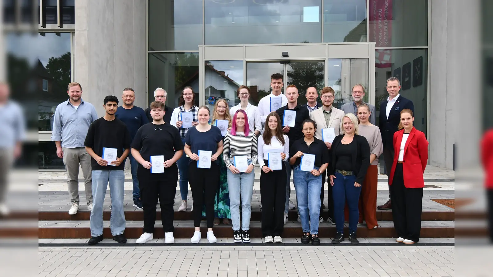 Die erfolgreichen Maler-Auszubildenden zusammen mit dem Prüfungsausschuss: Studiendirektor Nicolas Fiekens (links), Alexander Bender, Gesellenbeisitzer (2. von links), Thomas Hartmann, Prüfungsvorsitzender (3. von links), Heiko Hartmann, Obermeister der Maler- und Lackierer-Innung Holzminden (3. von rechts, hintere Reihe), Ehrenobermeister Alfred Gemmeke (2. von rechts), Bernd Plückebaum, Obermeister (rechts), Sabrina Pordom, stellv. Gesellenbeisitzerin (1. von rechts), Carina Bolte, Lehrlingswartin Holzminden (3. von rechts), und Carina Heck, Studienrätin (2. von rechts). (Foto: Kreishandwerkerschaft Höxter-Warburg)