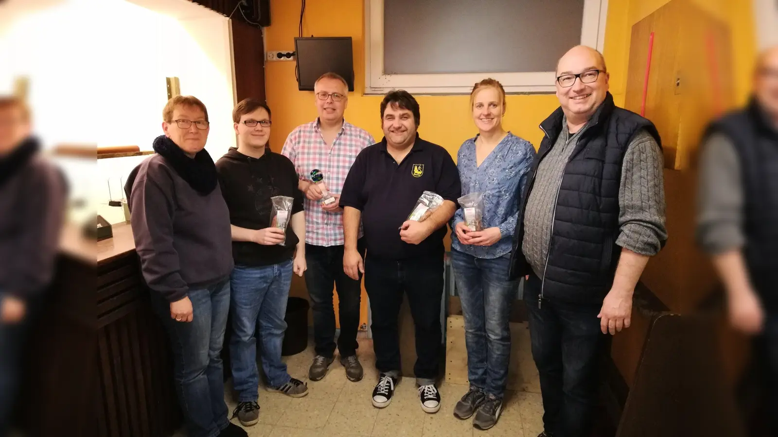 (v.l.) Silke Klages (Stellv. Vorsitzende KSV), Lukas Klages, Sven Teiwes (Vorsitzender FFW), Björn Schwarzer, Mira Gömann-Teiwes, Kai Zimmermann (Vorsitzender KSV). (Foto: Foto: Jens Fetköter)
