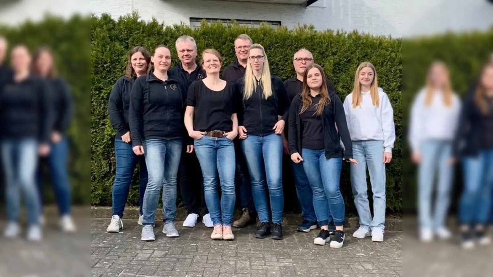 Der Vorstand des Reitvereins „Am Köterberg“ besteht aus v.l. Christiane Marx und Claudia Werner (Jugendwartinnen), Heinz Skatulla (1. Vorsitzender), Eva Struck (1. Schriftführerin), Mike George (1. Geschäftsführer), Isabelle Heine (2. Geschäftsführerin), Martin Buch (2. Vorsitzender), Emely Düker (Jugendwartin), und Leonie Jacobs (2. Schriftführerin). Auf dem Bild fehlt der Helmut Kirchheim (Breitensportbeauftragter). (Foto: privat)