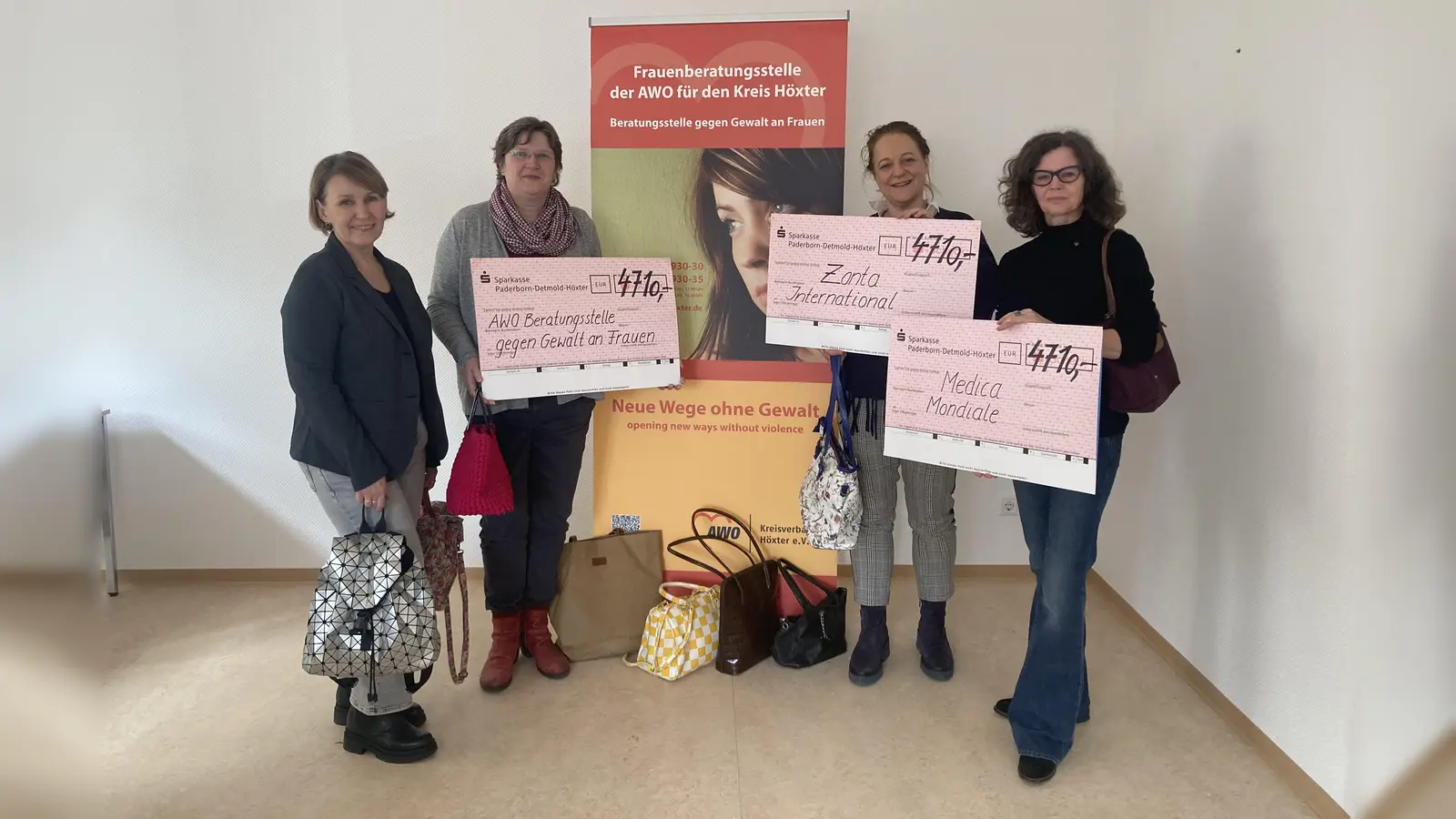 Das „Taschengeld“ hilft Frauen in Not (v.l.): Ajona Gottfried, Sabine Heikenfeld (1. Und 2. Vorsitzende des AWO Kreisverbandes Höxter), Leonore von Falkenhausen, und Annette Finkeldei (Präsidentin und Vizepräsidentin ZC Höxter). (Foto: privat)