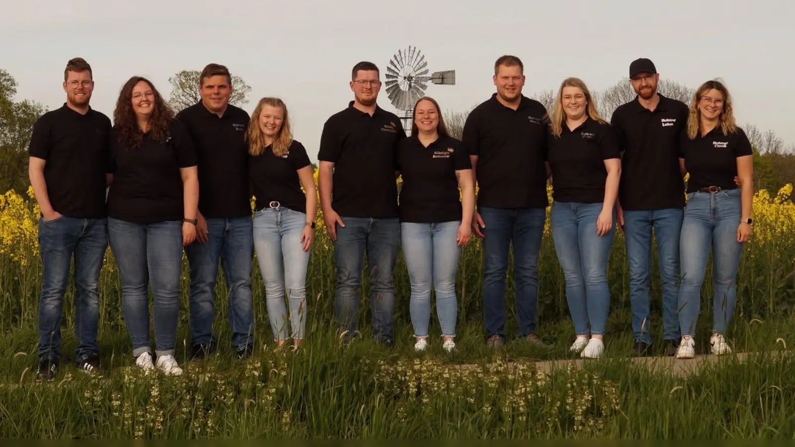 Königspaar samt Hofstaat (v.l.): Steffen Multhaup mit Lena Kunst (Hofstaat), Noah Glahn mit Hanne Gersch (Hofstaat), Christopher Multhaup mit Katharina Möhring (Königspaar), Sascha Winkelhahn mit Celine Dierkes (Hofstaat), Lukas Kreimeyer mit Claudia Leßmann (Hofstaat). (Foto: privat)