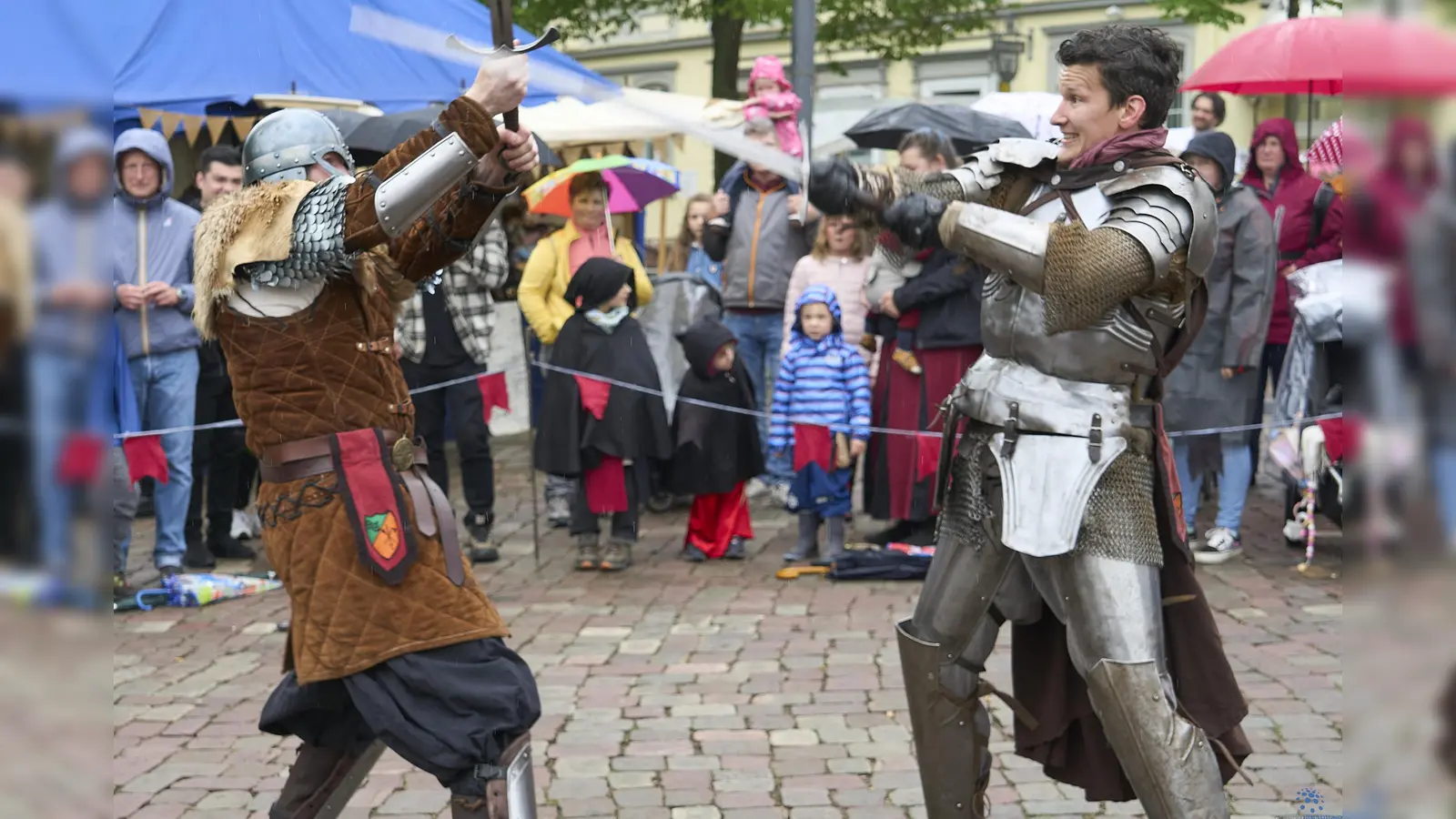 Die Freyschar zu Bokenrode sorgte für glänzende und zum Teil scheppernde Unterhaltung mit ihrer mittelalterlichen Schaukampf-Vorführung.  (Foto: Stefan Bönning)