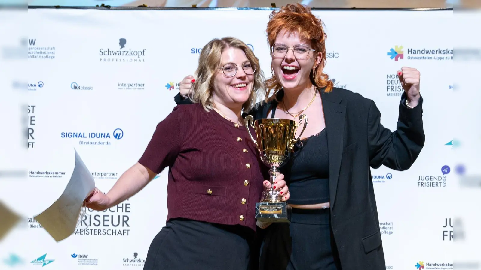 Erstmals wurde der neue Wettbewerb „Perfect Mullet“ durchgeführt. (v.l.) Yvonne Müller freute sich gemeinsam mit ihrem Model Rieke Czorny über den Nordwestdeutschen Meistertitel in diesem Kreativ-Contest. (Foto: Kreishandwerkerschaft Höxter-Warburg)