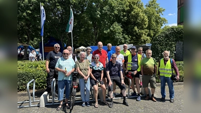 Stolze Rekorde bei der Aktion Stadtradeln im Kreis Höxter: 2.595 Teilnehmerinnen und Teilnehmer haben 664.108 Kilometer zurückgelegt. Das Foto zeigt Fahrradfahrerinnen und Fahrradfahrer, die aus Bad Driburg mit Teuto-Guide Horst Kanbach (erste Reihe Dritter von rechts) zum Kreisfamilienfest nach Scherfede geradelt sind. (Foto: Kreis Höxter)