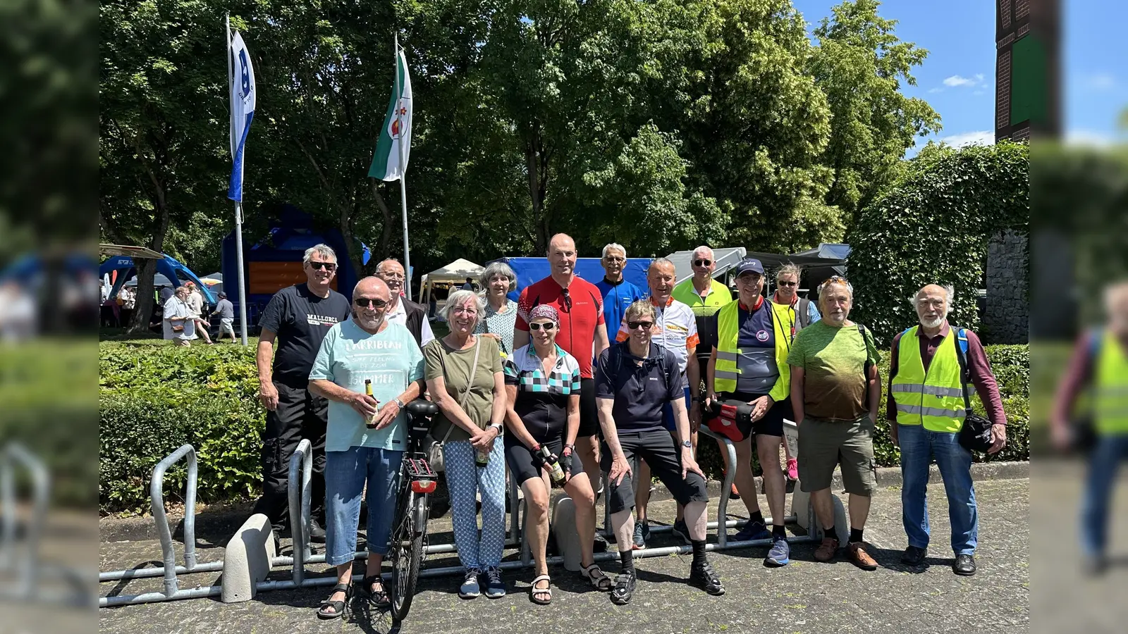 Stolze Rekorde bei der Aktion Stadtradeln im Kreis Höxter: 2.595 Teilnehmerinnen und Teilnehmer haben 664.108 Kilometer zurückgelegt. Das Foto zeigt Fahrradfahrerinnen und Fahrradfahrer, die aus Bad Driburg mit Teuto-Guide Horst Kanbach (erste Reihe Dritter von rechts) zum Kreisfamilienfest nach Scherfede geradelt sind. (Foto: Kreis Höxter)