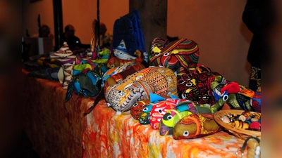 Eine Auswahl handgefertigter Kuscheltiere. (Foto: Rathgeber)