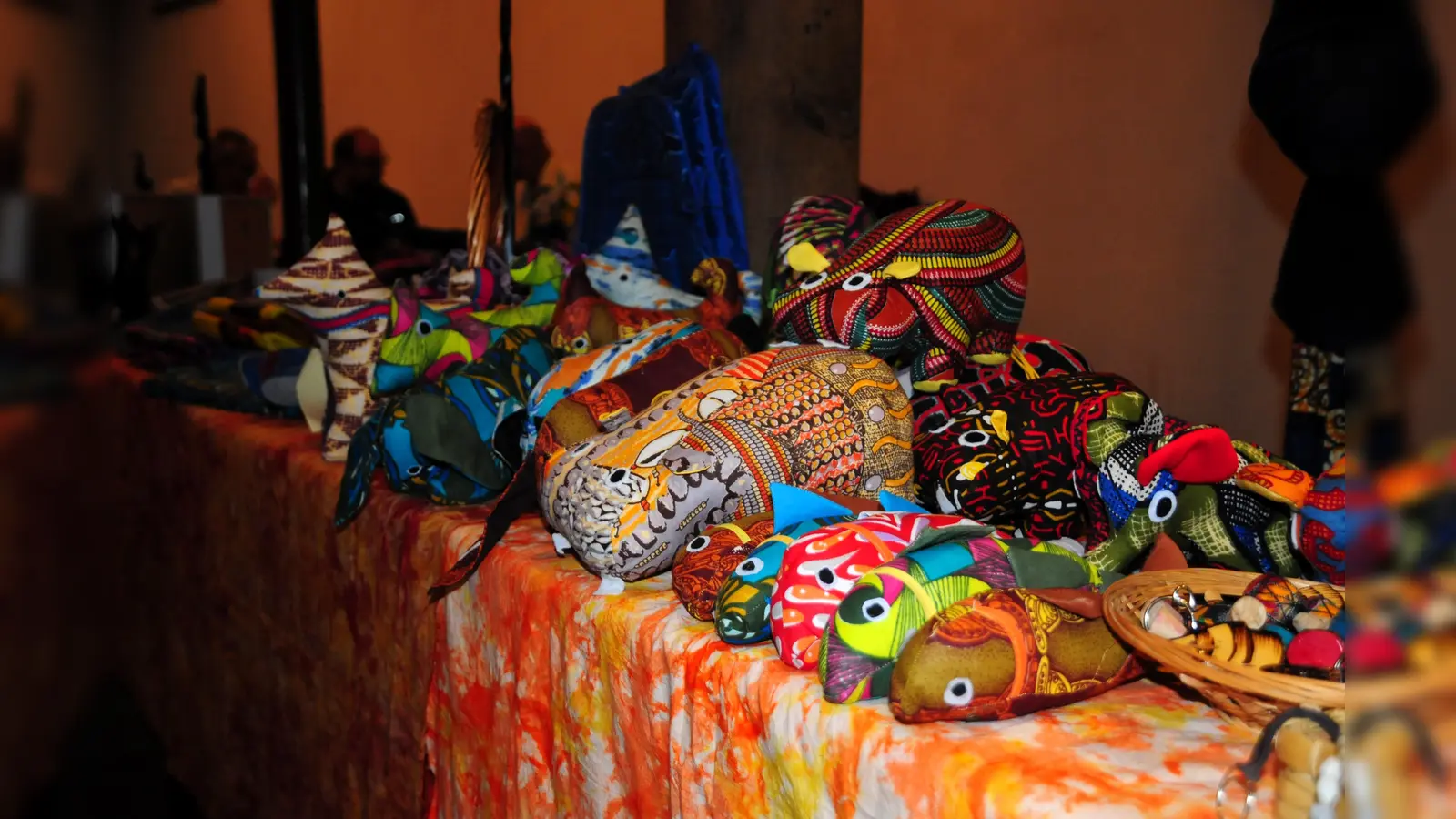 Eine Auswahl handgefertigter Kuscheltiere. (Foto: Rathgeber)