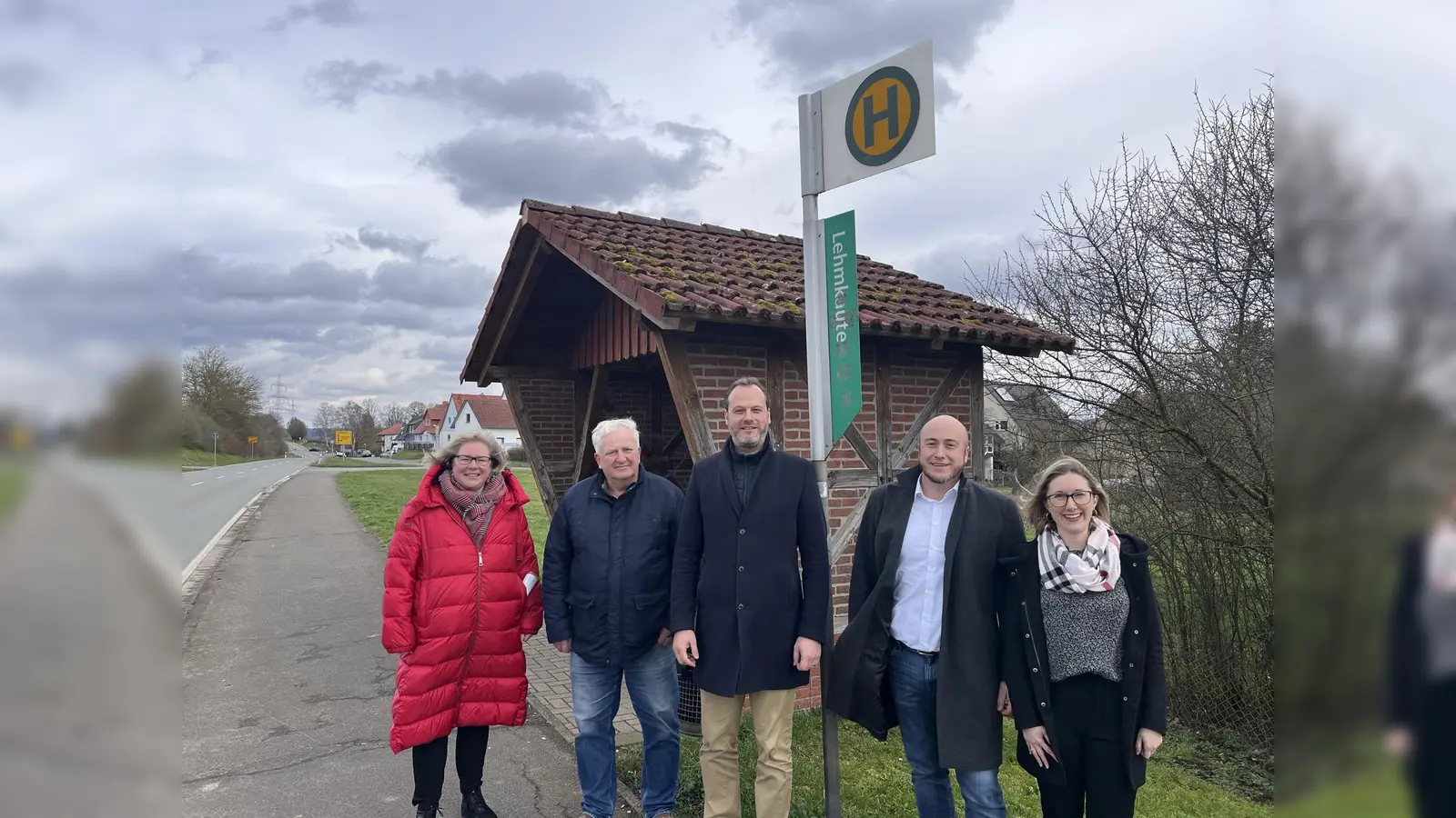 (v.l.) Vize-Landrätin Silke Engler, Armin Hoff, stellv. Ortsvorsteher und Ortsbeirat, NVV-Geschäftsführer Steffen Müller, Bürgermeister Martin Lange und Louisa Jordan vom Ortsbeirat. (Foto: Julia Sürder)