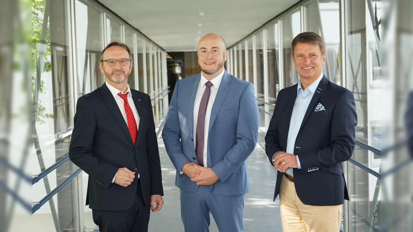 Stabwechsel im Kreishaus: Landrat Michael Stickeln (r.) gratuliert dem neuen Leiter des Fachbereichs Öffentliche Sicherheit und Straßenverkehr des Kreises Höxter, Martin Lange (Mitte), zur neuen Aufgabe und wünscht Matthias Kämpfer, der in den Ruhestand gegangen ist, für die Zukunft alles Gute.  (Foto: Kreis Höxter)