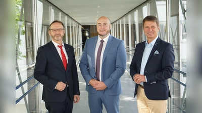 Stabwechsel im Kreishaus: Landrat Michael Stickeln (r.) gratuliert dem neuen Leiter des Fachbereichs Öffentliche Sicherheit und Straßenverkehr des Kreises Höxter, Martin Lange (Mitte), zur neuen Aufgabe und wünscht Matthias Kämpfer, der in den Ruhestand gegangen ist, für die Zukunft alles Gute.  (Foto: Kreis Höxter)
