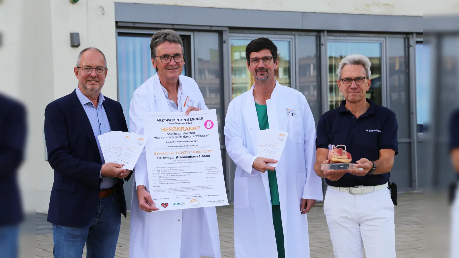 Klären gemeinsam über den plötzlichen Herztod auf (v.l.): Thomas Pottmeier von der AOK NordWest, Leitender Arzt für Elektrophysiologie Dr. Eckhard Sorges und Chefarzt der Kardiologie Dr. Béla Bózsik, beide am St. Ansgar Krankenhaus Höxter, sowie Kardiologe mit Facharztpraxis Dr. Martin Buerschaper. (Foto: KHWE)