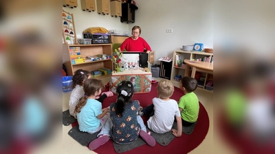 Plapperkiste in der Kita Neue Straße mit Büchereileitung Heike Leupold und teilnehmenden Kindern. (Foto: Stadt Holzminden)