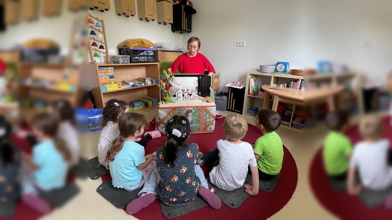 Plapperkiste in der Kita Neue Straße mit Büchereileitung Heike Leupold und teilnehmenden Kindern. (Foto: Stadt Holzminden)