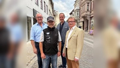 V.l.: Jürgen Knabe (1. Vorsitzender der Werbegemeinschaft Höxter e.V.), Rudi Dusselje (Stadtkümmerer Höxter), Jens Klingemann (2. Vorsitzender der Werbegemeinschaft und Geschäftsinhaber des Mode- und Sporthaus Klingemann) und Norbert Drews (Vorsitzender des Heimat- und Verkehrsvereins Höxter e.V.). (Foto: privat)
