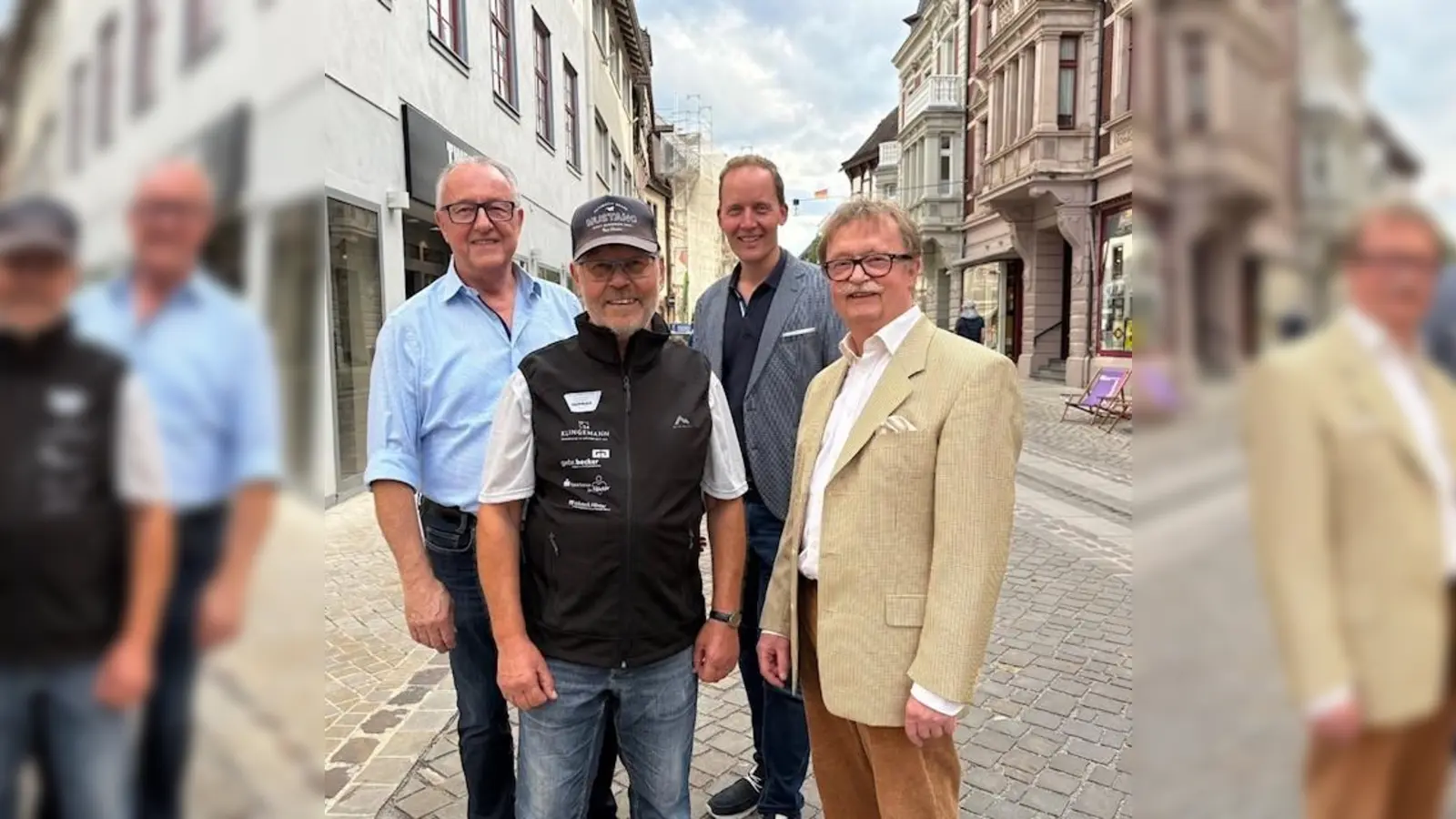 V.l.: Jürgen Knabe (1. Vorsitzender der Werbegemeinschaft Höxter e.V.), Rudi Dusselje (Stadtkümmerer Höxter), Jens Klingemann (2. Vorsitzender der Werbegemeinschaft und Geschäftsinhaber des Mode- und Sporthaus Klingemann) und Norbert Drews (Vorsitzender des Heimat- und Verkehrsvereins Höxter e.V.). (Foto: privat)