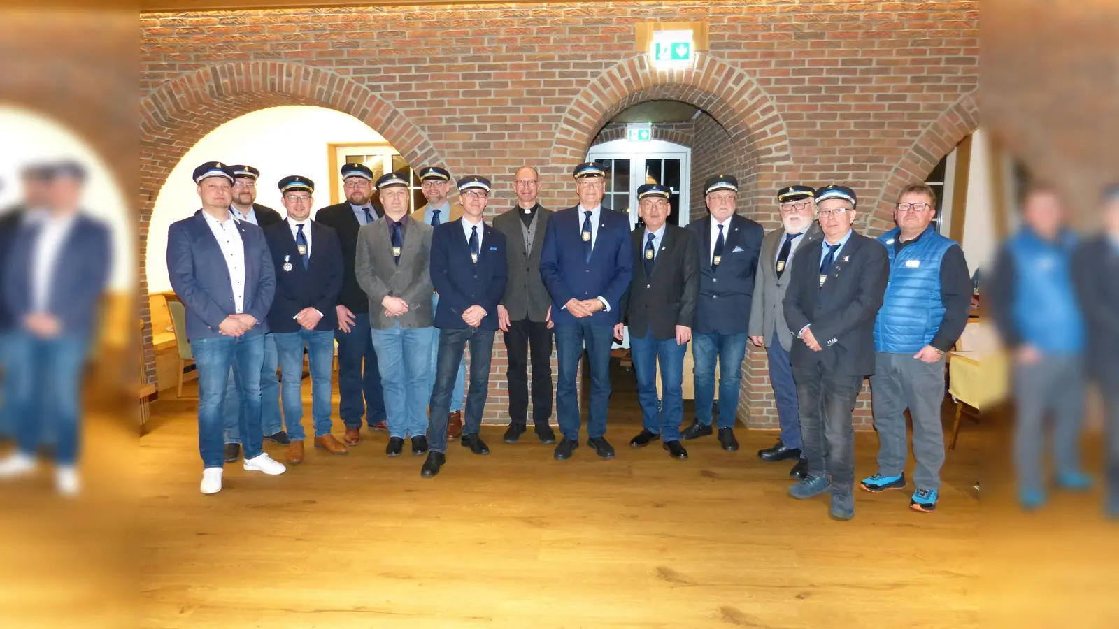 Alter und neuer Vorstand sowie die Ehrenoffiziere und Präses Pfarrer Schäffer (v.l.): Andre Sprock, Dennis Gocke, Stefan Ebeling, Stefan Kayser, Udo Koch, Uli Kleinschmidt, Oberst Dirk Rüschoff, Präses Pfarrer Schäffer, Ehrenoberst Jürgen Kleinschmidt, Ehrenoffizier Wolfgang Wesserling, Horst Kittler, und Eherenoffiziere Dieter Riepe, Michael Kayser und Thomas Kayser. (Foto: privat)