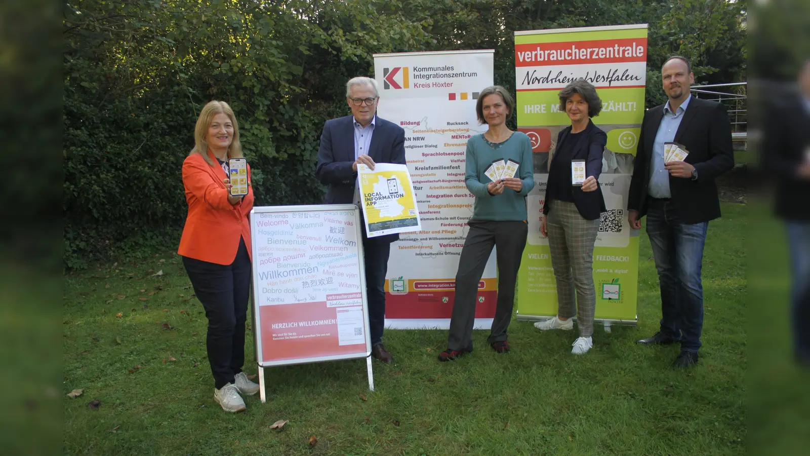 (v.l.) Filiz Elüstü, Leitung Kommunales Integrationsmanagement, Kreisdirektor Klaus Schumacher, Agnieszka Weisser, Ute Delimat und Dominic Gehle, Abteilungsleiter Bildung &amp; Integration (Foto: Kreis Höxter)