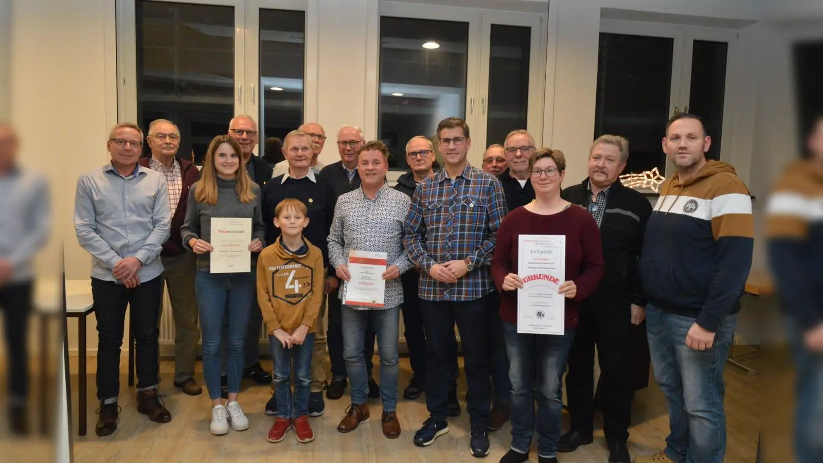 Erste Reihe (v.l.): Dirk Wennemann, Lena Hülkenberg, Willi Dohmann, Connor Bönnighausen, Uwe Hülkenberg, <br>Daniel Grothe, Liane Spieker, Benjamin Bönnighausen.<br>Zweite Reihe (v.l.): Werner Kampelmann, Heinz-Jürgen Brammen, Josef Kirchhoff, Rudolf Lammert, Jürgen Held, Meinolf Grawe, Willi Pieper, Martin Rauer, Schriftführer Benjamin Bönnighausen. (Foto: privat)