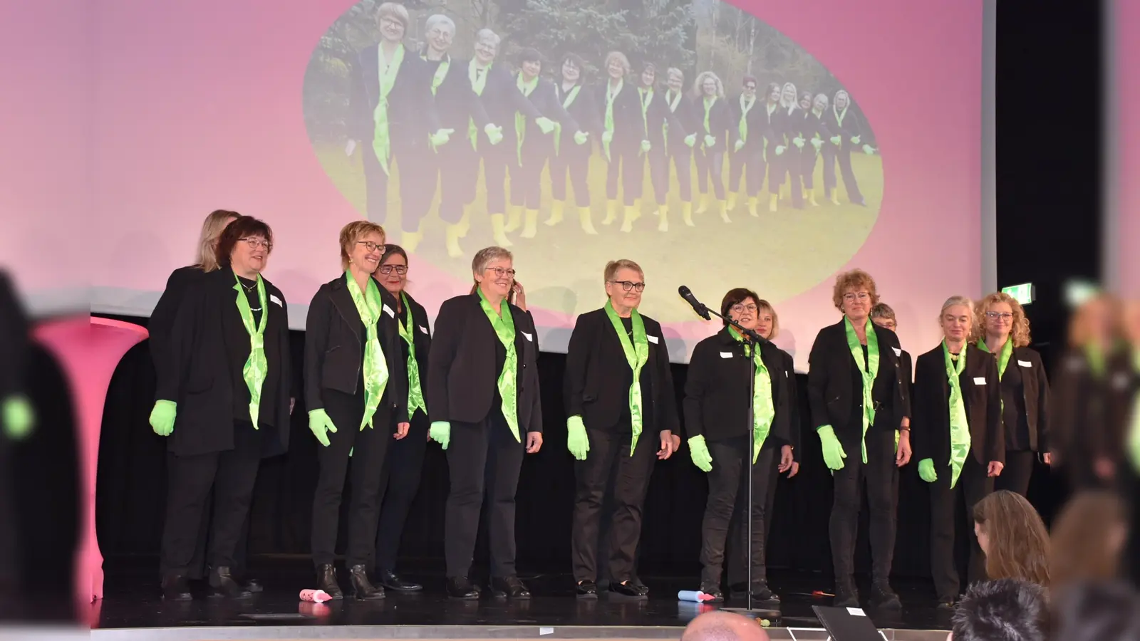 Die Stacheligen Landrauen erfreuten den Saal mit ihren kritischen Liedtexten.  (Foto: Barbara Siebrecht)
