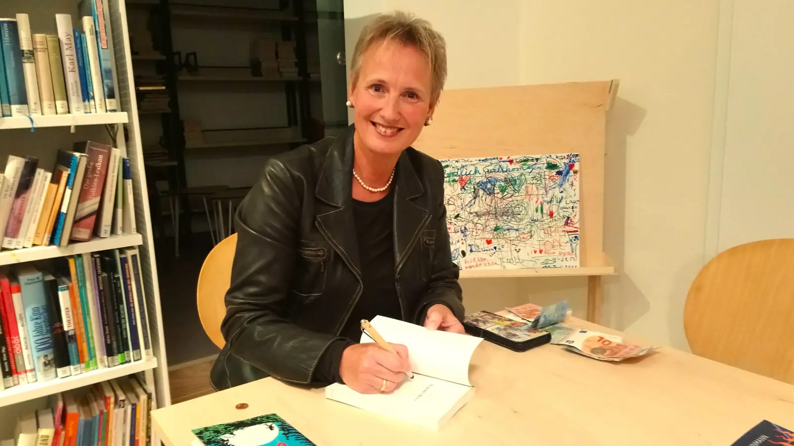 Signierstunde mit Pia Steinmann. (Foto: Doris Dietrich)