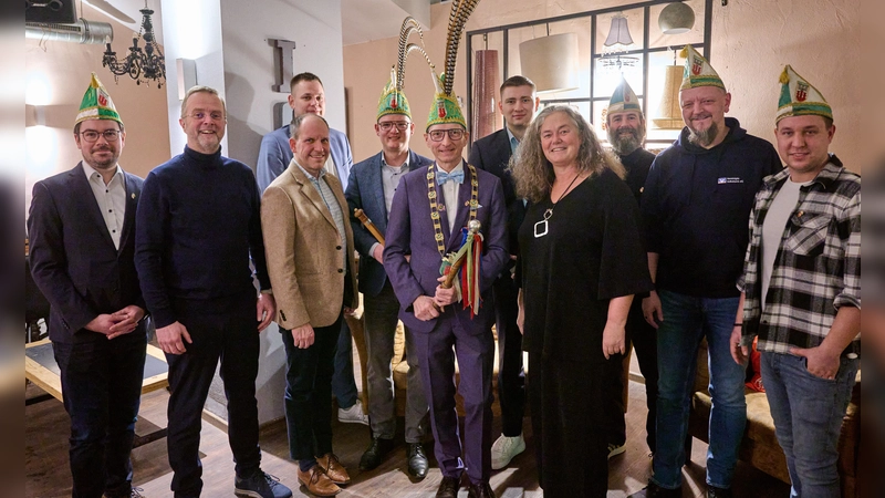 Trafen sich zur traditionellen Spendenübergabe der Banken in Steinheim (v.l): Pascal Lotzin (Schatzmeister), Werner Lödige, Stefan Wiedemeier, dahinter Jan Töberich, Frederik Stute (Hofmarschall), Andreas Waldhoff (Prinz), Christian Horst, Britta Hübner, Andre Evers (Vizepräsident), Thomas Göke (Kanzler), Michel Peine (Ordens- u. Kammermeister). (Foto: Steinheimer Karnevalsgesellschaft / privat)