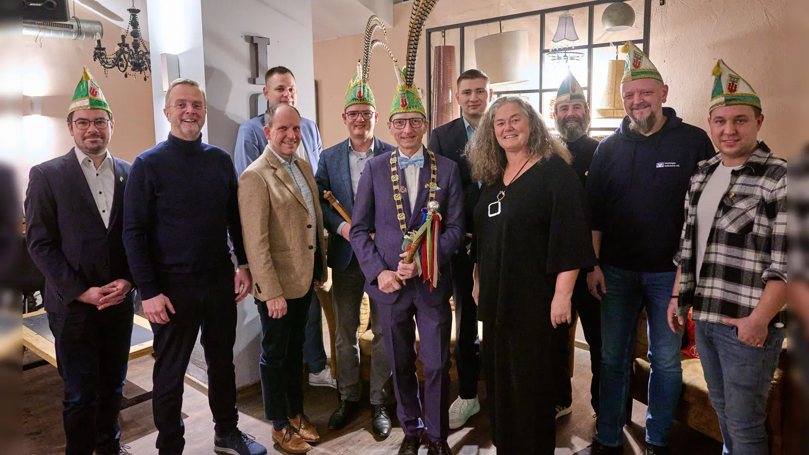 Trafen sich zur traditionellen Spendenübergabe der Banken in Steinheim (v.l): Pascal Lotzin (Schatzmeister), Werner Lödige, Stefan Wiedemeier, dahinter Jan Töberich, Frederik Stute (Hofmarschall), Andreas Waldhoff (Prinz), Christian Horst, Britta Hübner, Andre Evers (Vizepräsident), Thomas Göke (Kanzler), Michel Peine (Ordens- u. Kammermeister). (Foto: Steinheimer Karnevalsgesellschaft / privat)