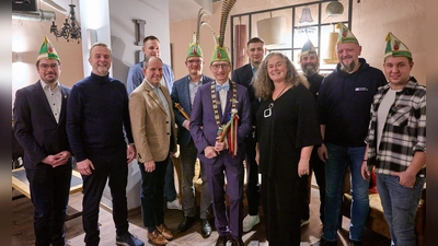 Trafen sich zur traditionellen Spendenübergabe der Banken in Steinheim (v.l): Pascal Lotzin (Schatzmeister), Werner Lödige, Stefan Wiedemeier, dahinter Jan Töberich, Frederik Stute (Hofmarschall), Andreas Waldhoff (Prinz), Christian Horst, Britta Hübner, Andre Evers (Vizepräsident), Thomas Göke (Kanzler), Michel Peine (Ordens- u. Kammermeister). (Foto: Steinheimer Karnevalsgesellschaft / privat)