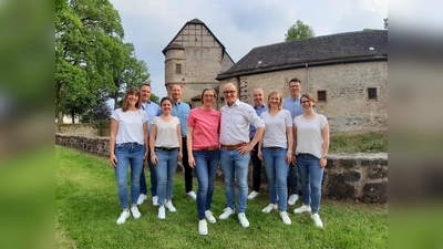 Königspaar mit Hofstaat (v.l.): Nicole Lüttmann, Tobias Lüttmann, Sarah Blume, Markus Blume, Königin Daniela Karwath, König Stefan Karwath, Stefan Westemeyer, Nicole Westemeyer, Volker Brödling und Verena Brödling. (Foto: privat)