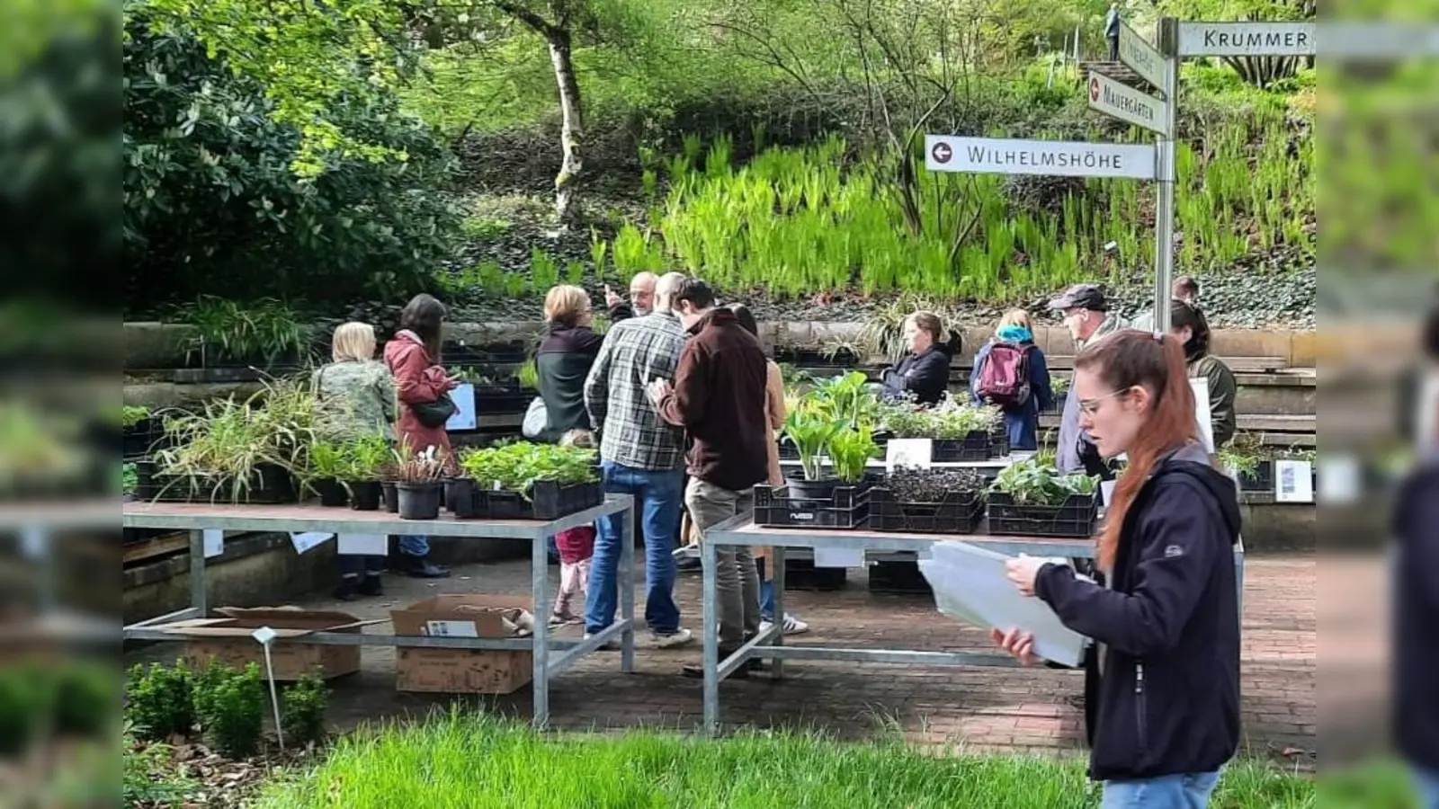 Landschaftsarchitekturstudentin Alexandra Jährig (rechts) verteilte das umfangreiche Infomaterial. Sie hatte die Pflanzenbörse maßgeblich organisiert. (Foto: Barbara Siebrecht)