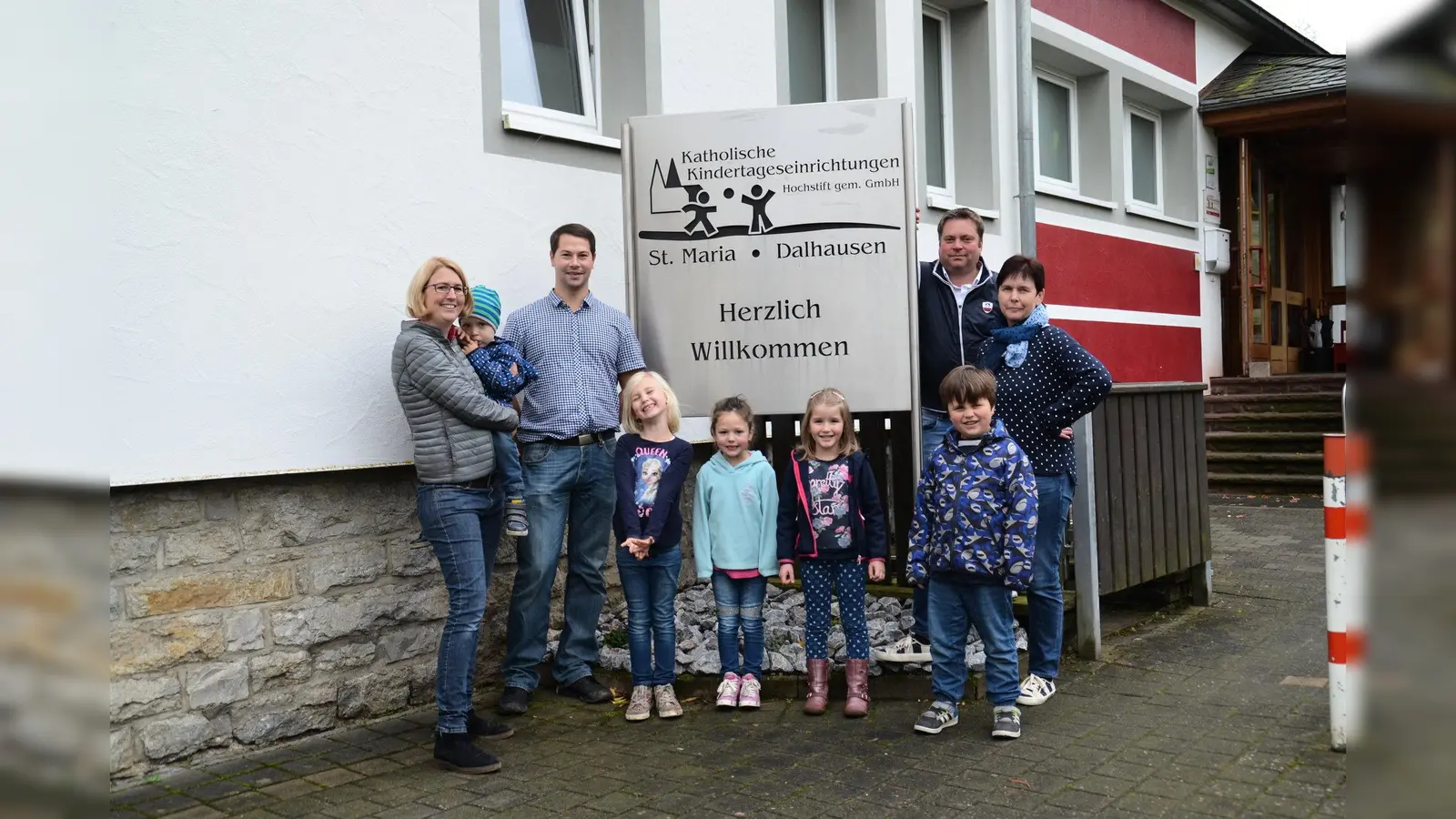 Herzlich Willkommen: Kita-Leiterin Gabriele Richter (r.) mit der Fördervereins-Vorsitzenden Michaela Siewers und einigen Schulanfängern sowie Benjamin Wollrath und Christian Ischen von der Firma WIB, die das Schild gestaltet haben. (Foto: Foto: Kita St. Maria)