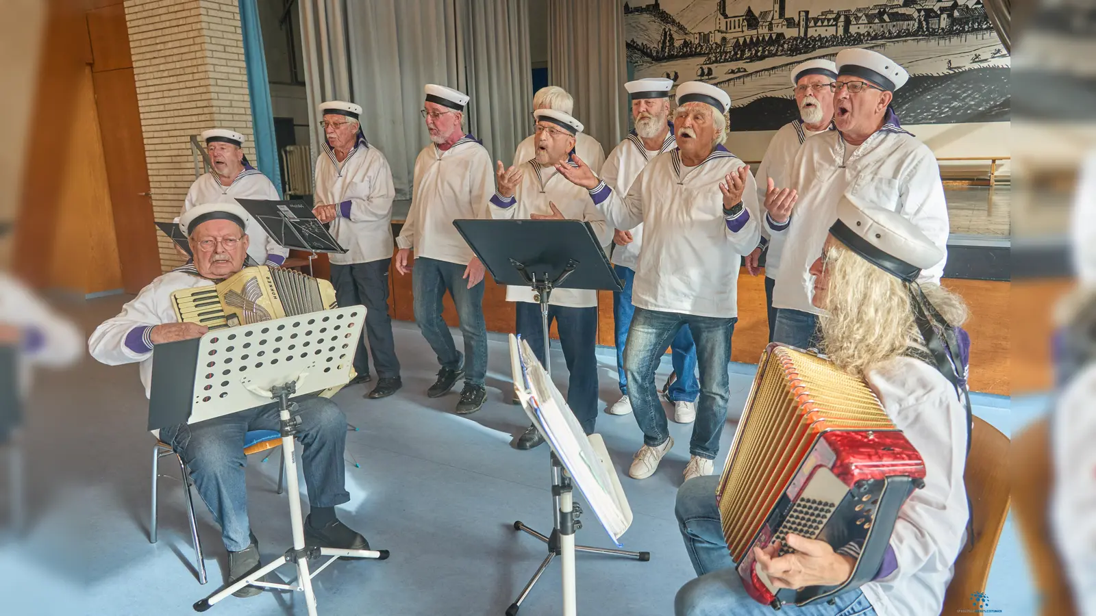 Sorgte mit Seemannsliedern und Akkordeonbegleitung für maritimes Flair im Bürgerhaus: Der Shantychor Holzhausen. (Foto: Stefan Bönning)